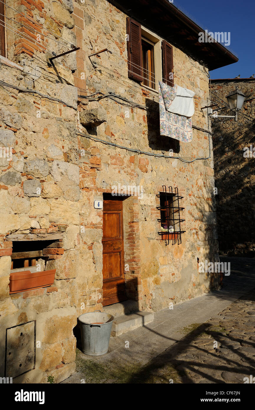 Typica house in tuscan medieval village of Monteriggioni Stock Photo