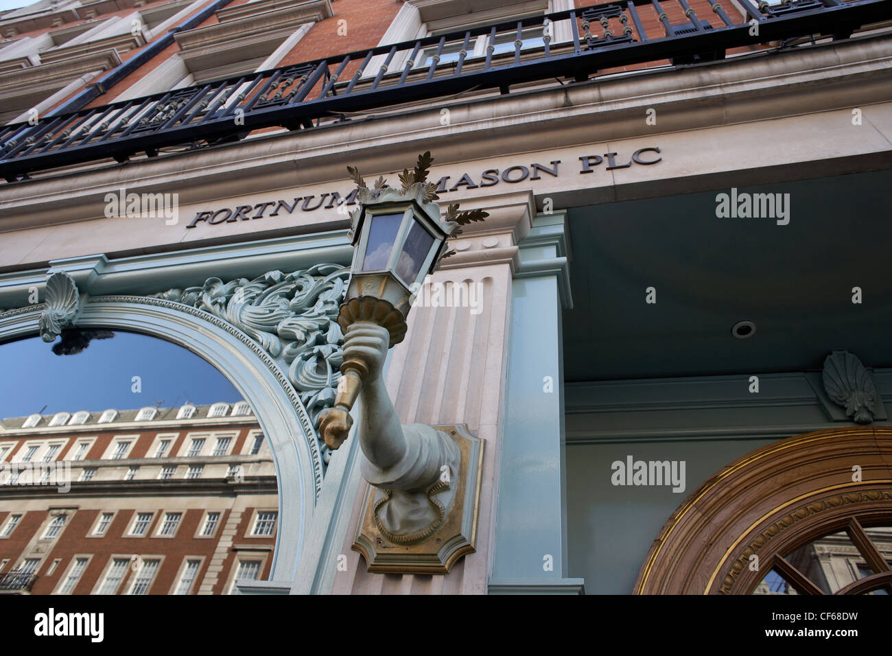 Fortnum & Mason signage. Opened by Messrs Fortnum and Mason in 1707, the establishment owes its royal patronage to William Fortn Stock Photo