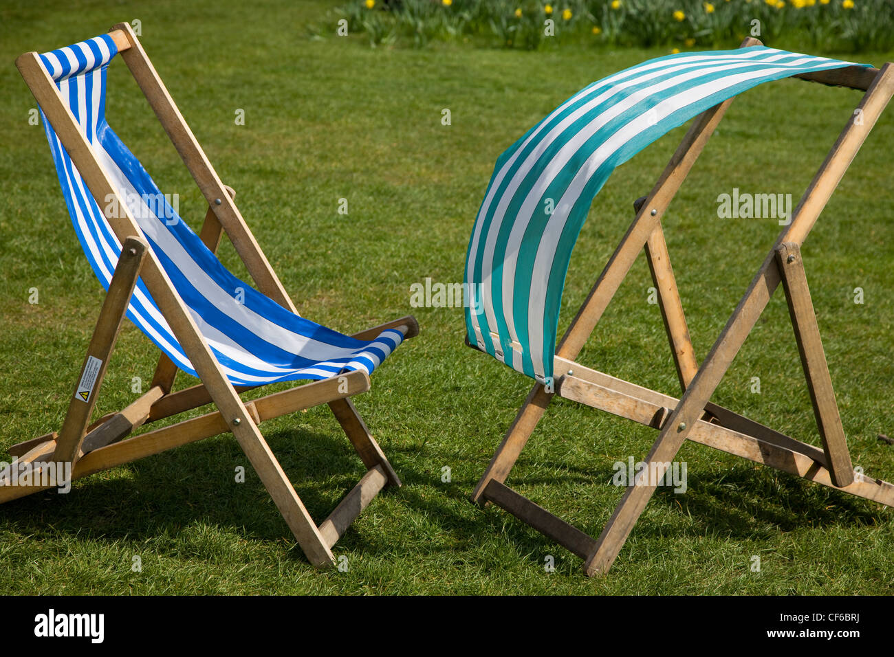 Deck chairs blowing in the wind in Green Park Stock Photo Alamy