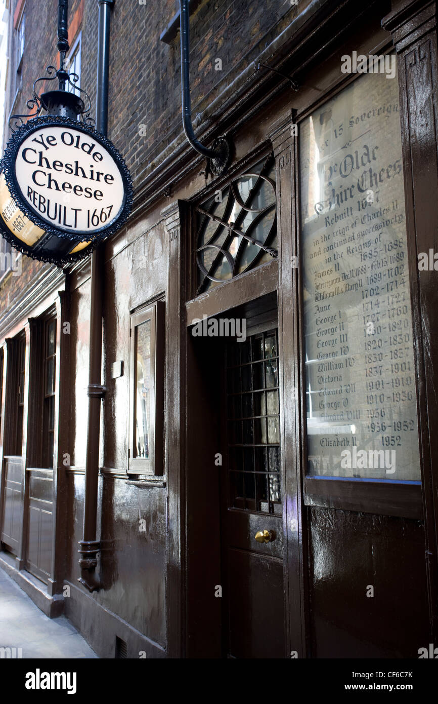 Old fashioned pub hi-res stock photography and images - Alamy