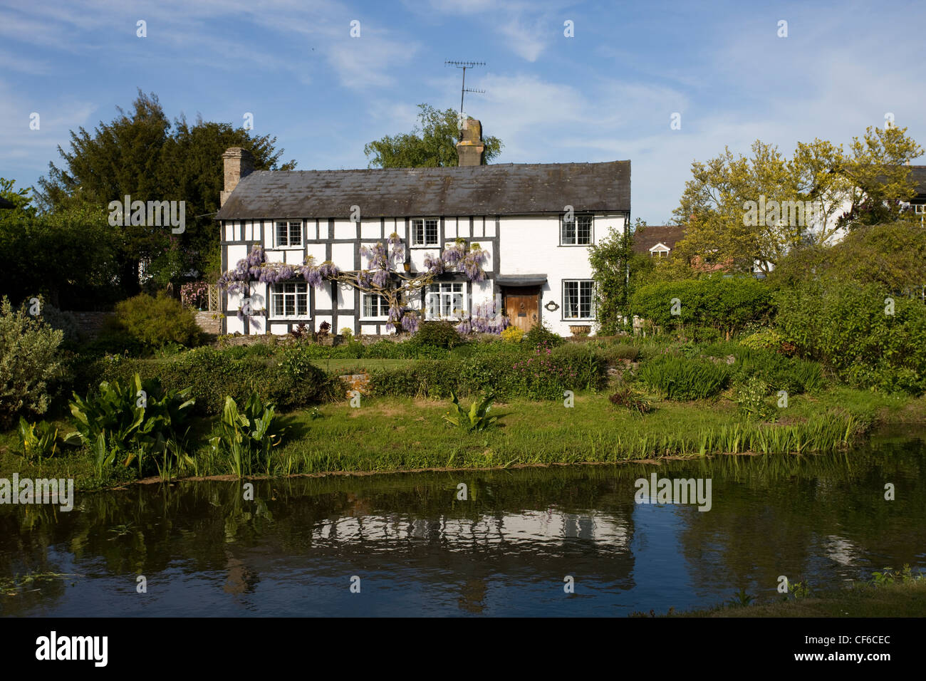 Half timbered house on the banks of the River Arrow in Eardisland Stock