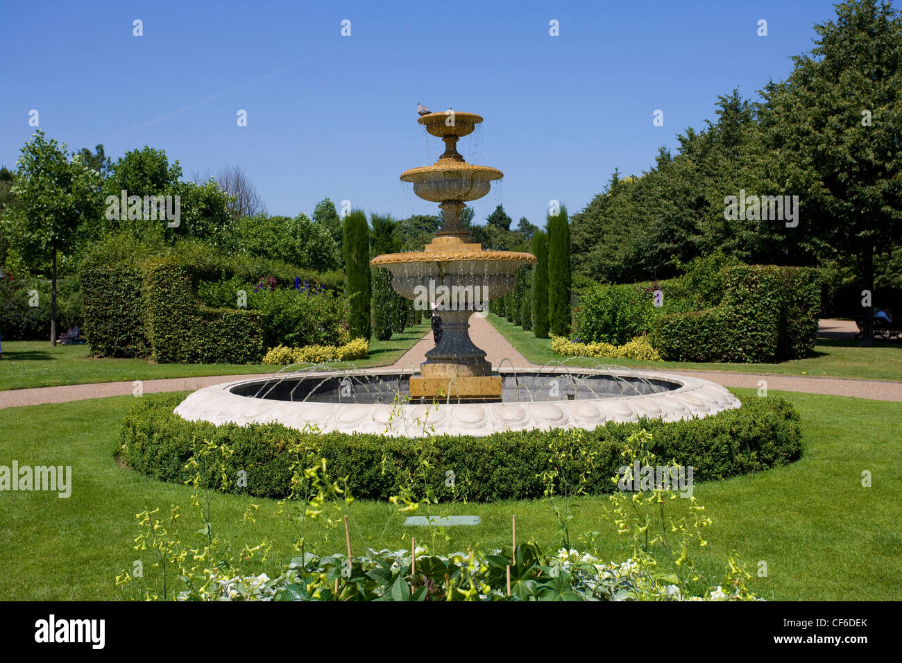 A fountain in The Regent's Park Stock Photo Alamy