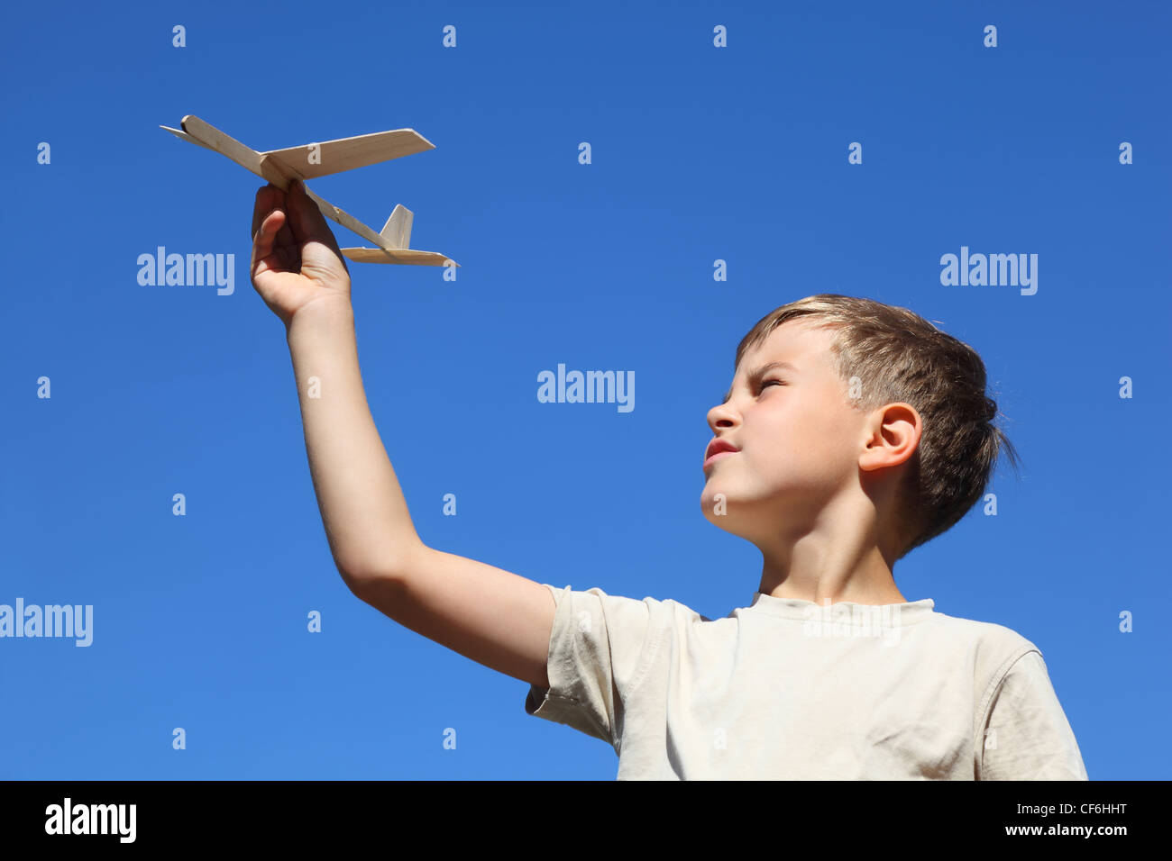 Мальчик с бумажным самолетиком