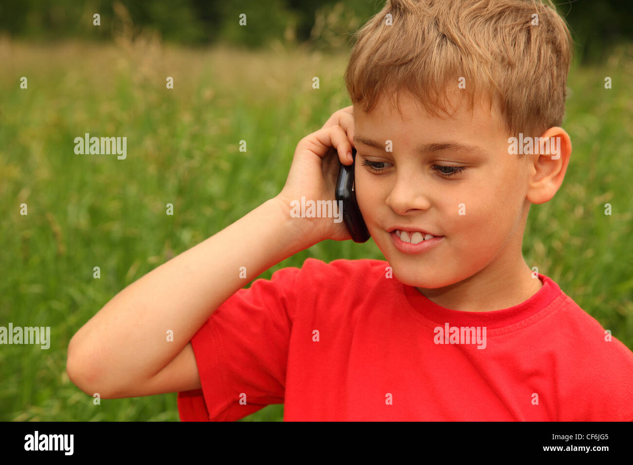 Мужчина говорит что он ребенок. Подросток разговаривает по телефону. Подросток с телефоном. Мальчик разговаривает по телефону. Мальчик с телефоном.