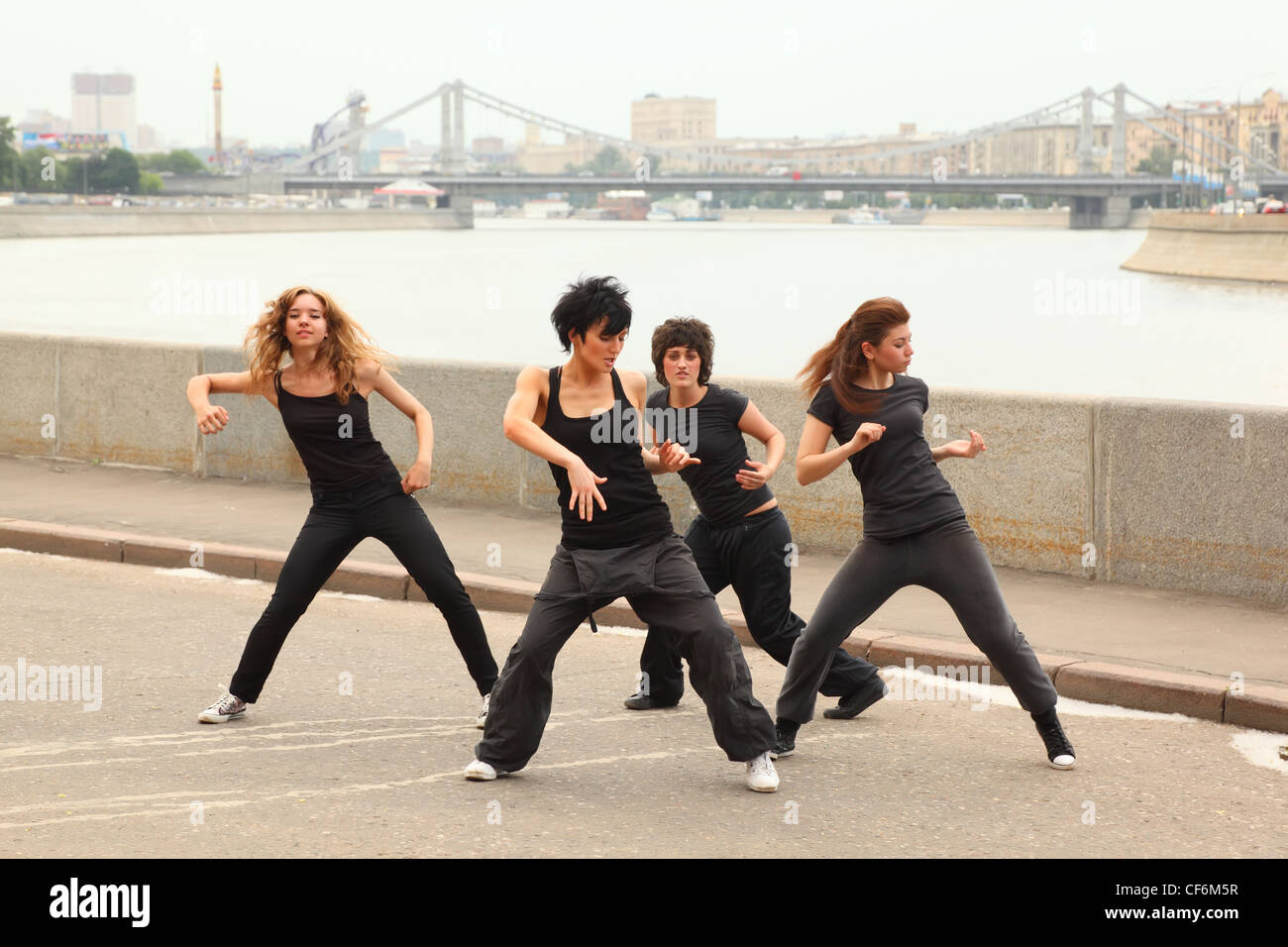 Групповая фотосессия в джинсах. Девушка в прыжке. Девушка в прыжке. Танец четырех девушек. Девушка на новогодней вечеринке.