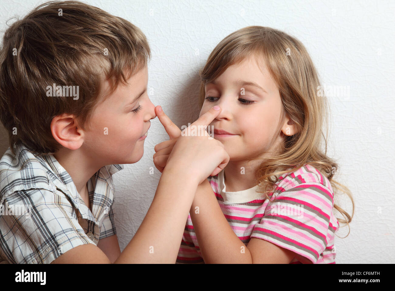 Трогать большого мальчика. Дети касаются друг друга. Дети показывают друг другу. Ребенок дотрагивается до носа. Дети нос к носу.