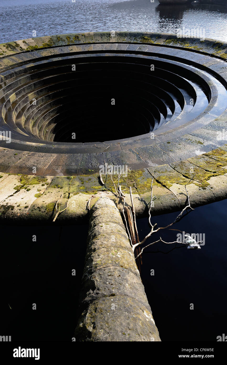 overflow plug hole on the ladybower dam derwent valley derbyshire