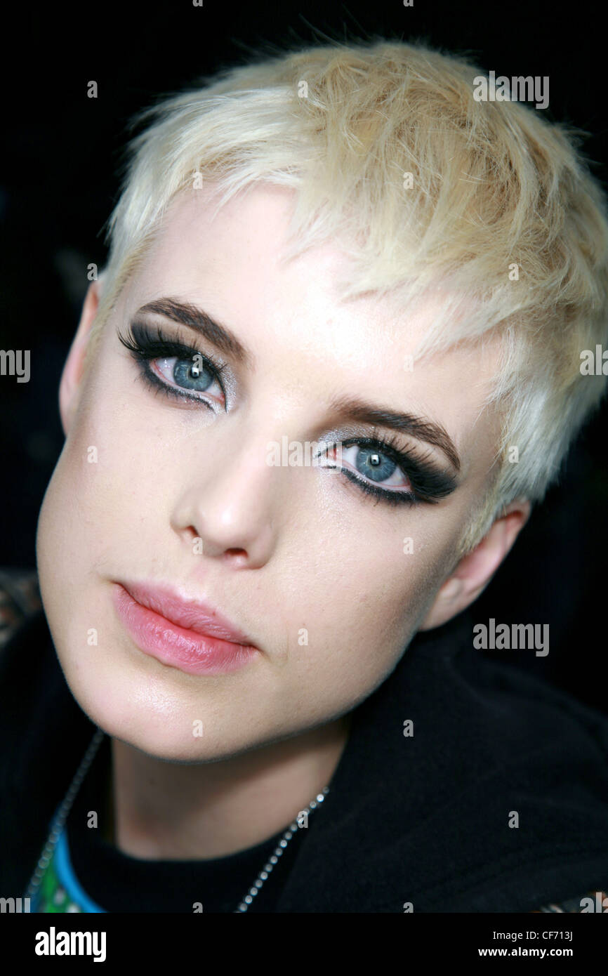 Versace Backstage Milan Autumn Winter Agyness Deyn, charcoal grey, silver and black eyeshadow black eyeliner on upper and lower Stock Photo