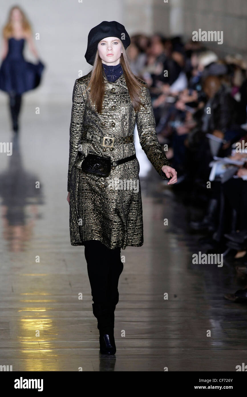 Jill Stuart New York Ready To Wear Autumn Winter Metallic Grey Quilted Coat Large Beret Hat And Fanny Pack Bag Stock Photo Alamy