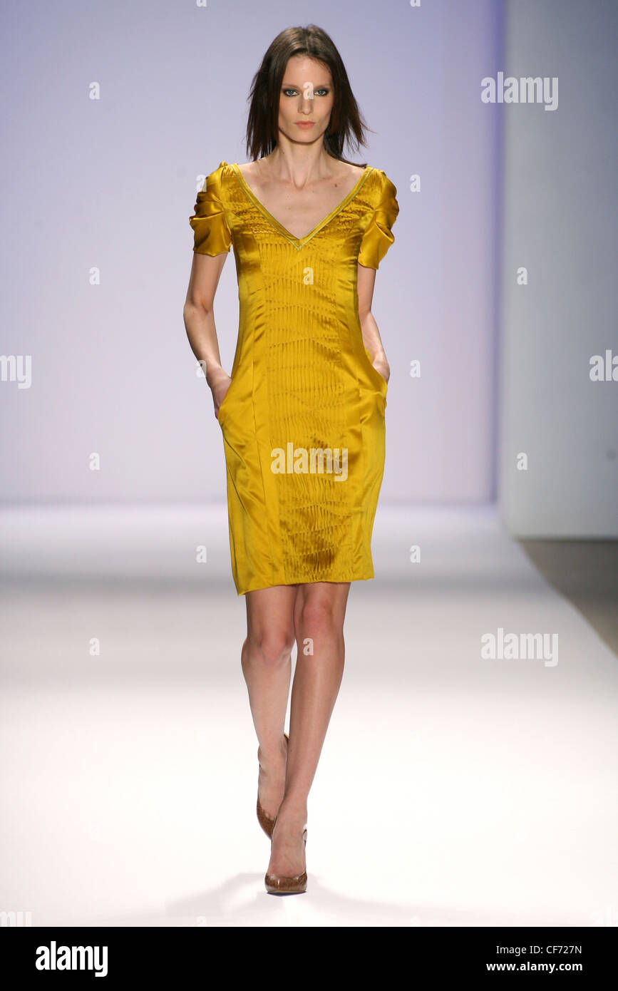 Carlos Miele New York Ready to Wear Autumn Winter Metallic mustard short  sleeved slim dress and court shoes Stock Photo - Alamy