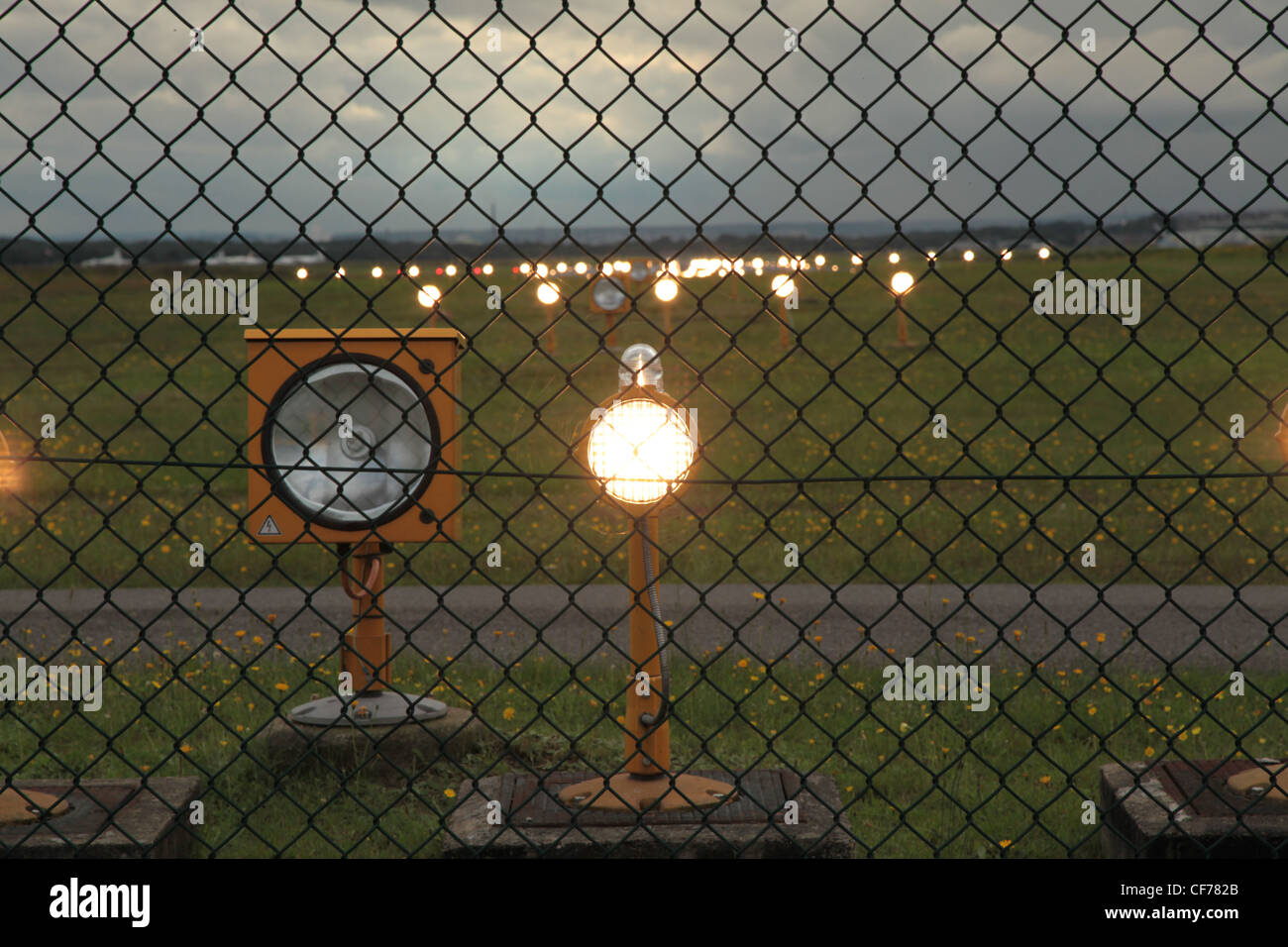Landebahn am Flughafen mit Befeuerung, Airport Lighting, Airport Beacons Stock Photo