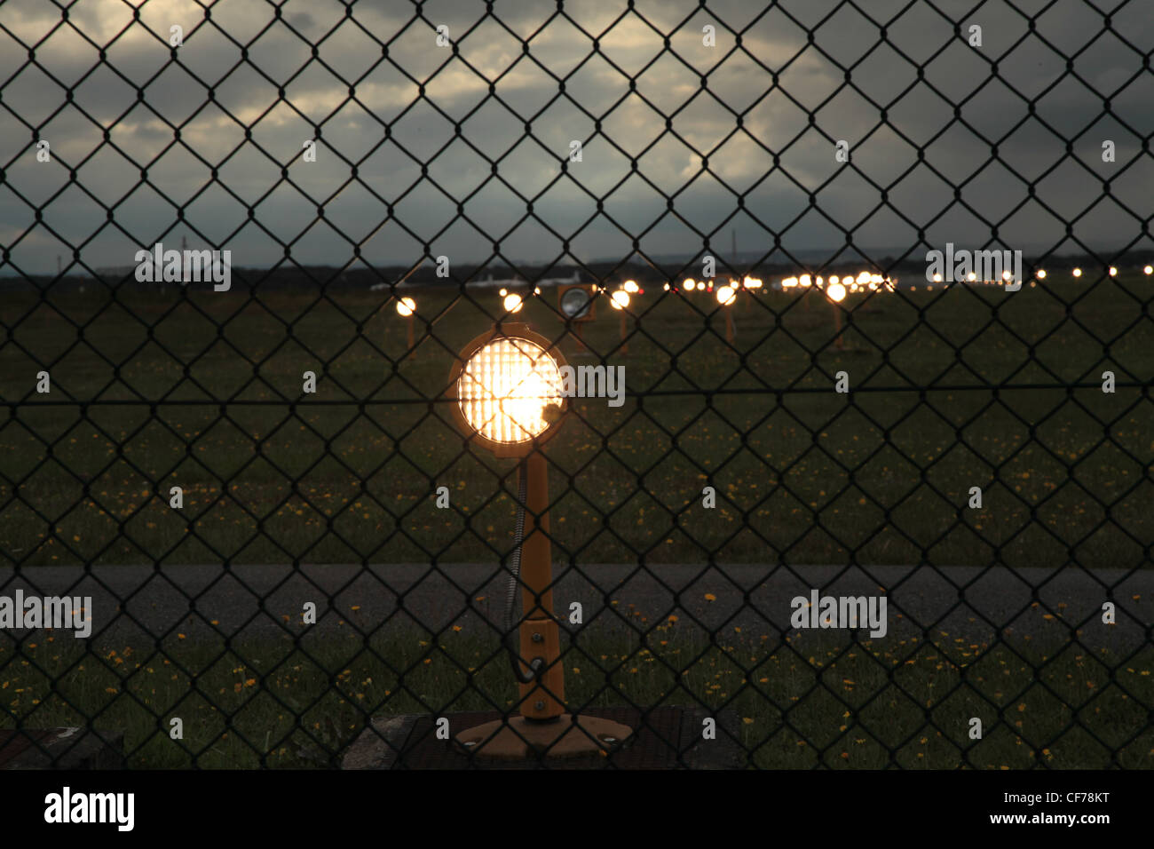 Stimmungsvolle Flughafenbefeuerung in der Dämmerung, Airport Lighting in the dawn Stock Photo