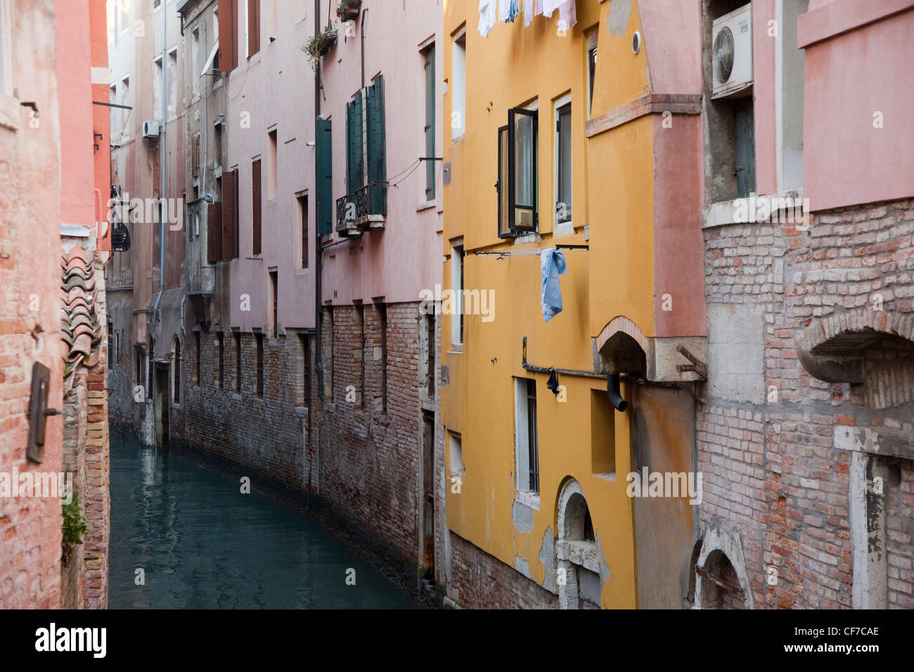Houses on a narrow canal in Venice, Veneto, Italy Stock Photo - Alamy