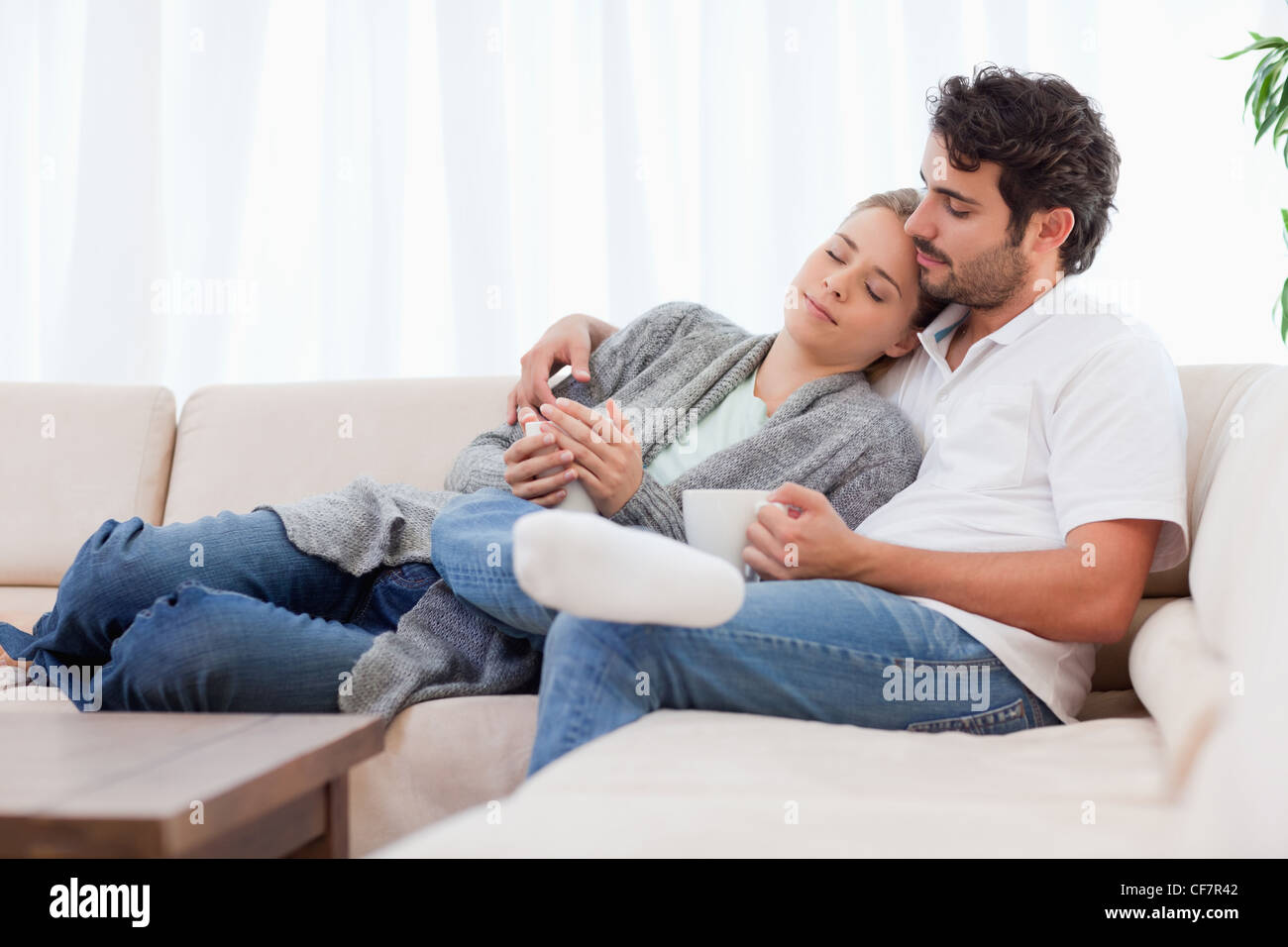 Пары которые сидят на. Люди стоят спиной друг к другу. Пара лежит на диване. Сидят спина к спине. Люди обнимаются сидя на полу.