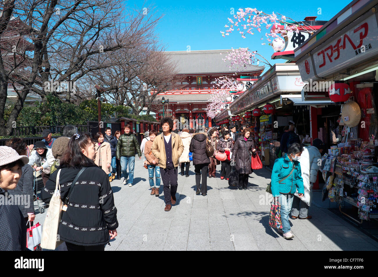 Crowds on the Nakamise Dori in front of the Sensoji Temple in Tokyo, Japan Stock Photo