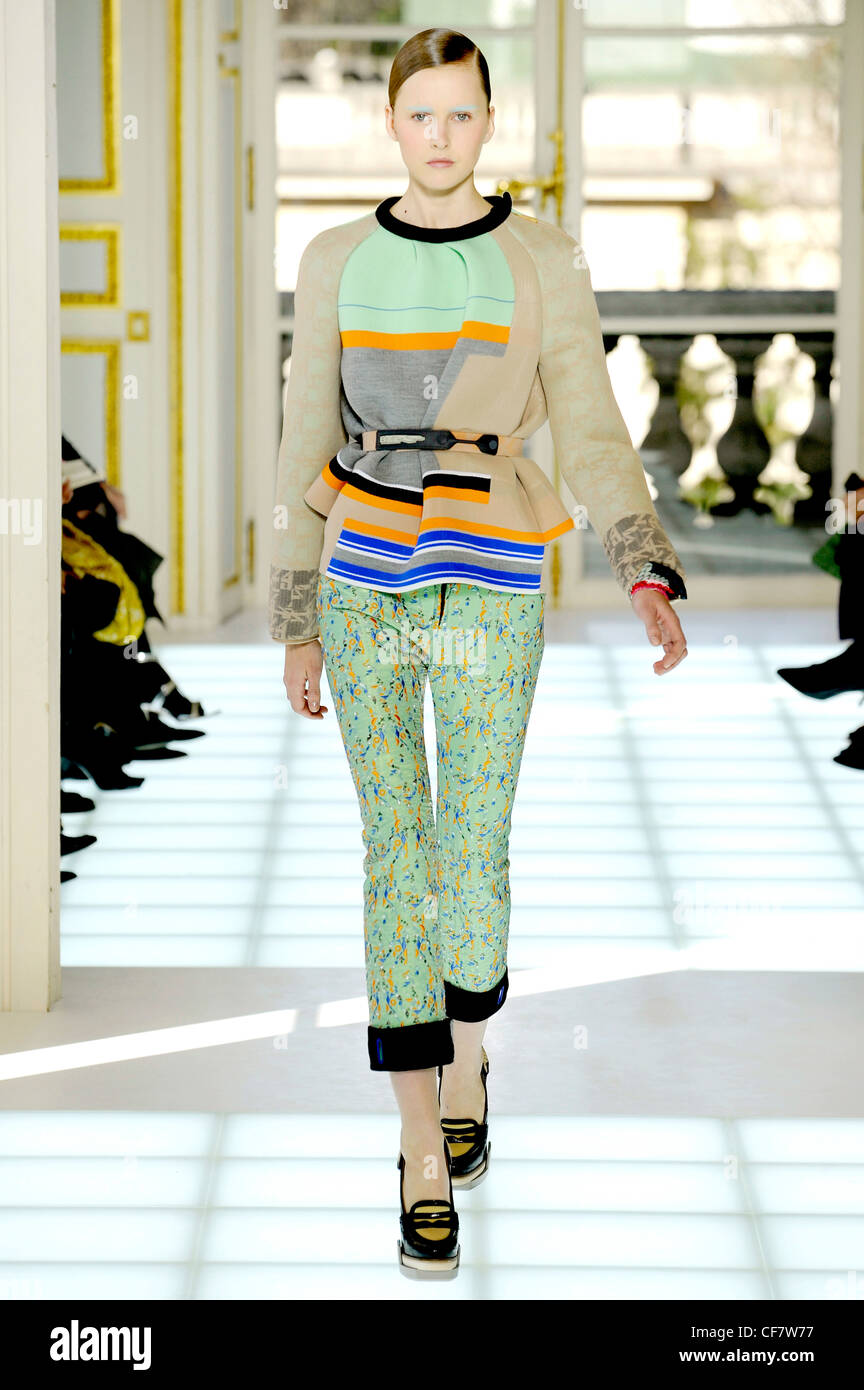 Balenciaga Paris Ready to Wear Autumn Winter Patterned top with belt,  patterned green cropped trousers, black and yellow shoes Stock Photo - Alamy