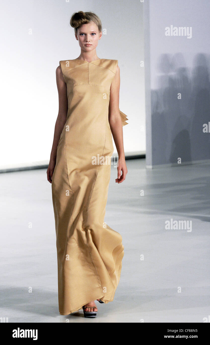 Runway Gianfranco FerrÃ¨ Camicie Fashion Designer Dress Abiti