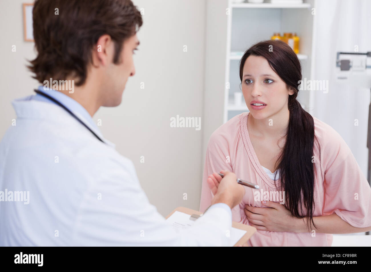 Женщина врач. У девушки недомогание. Девушка врач. Пациент жалуется врачу. Женщина жалуется врачу.