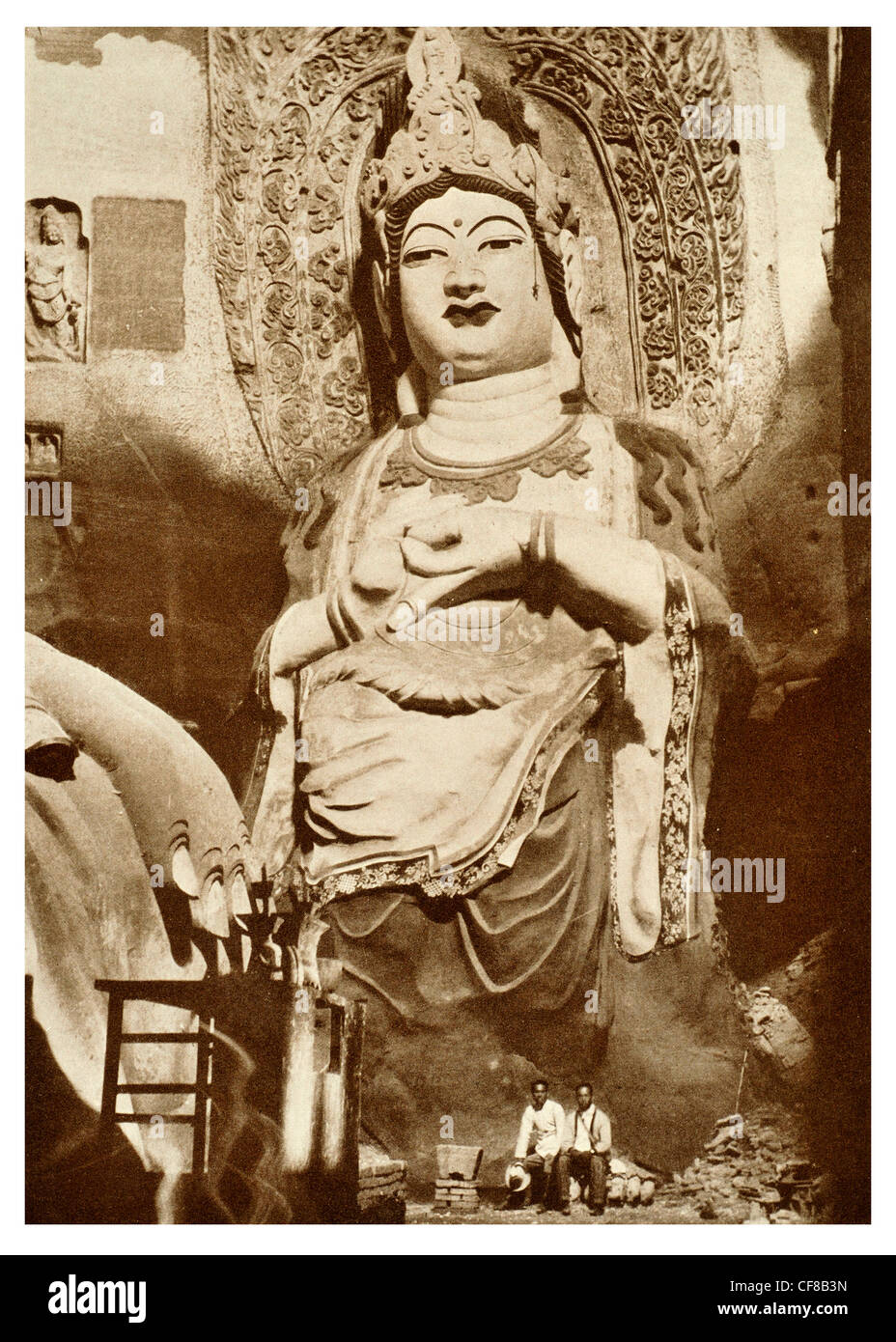 1927 Gigantic deities Kwan Yin Goddess of Mercy temple Tafotse near Pinchow Shensi Province china Stock Photo