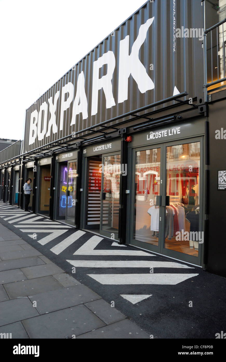 Foran dig Autonom Frastøde Boxpark pop-up mall, Shoreditch, London, England. Boxpark is a retail  shopping centre built from shipping containers Stock Photo - Alamy