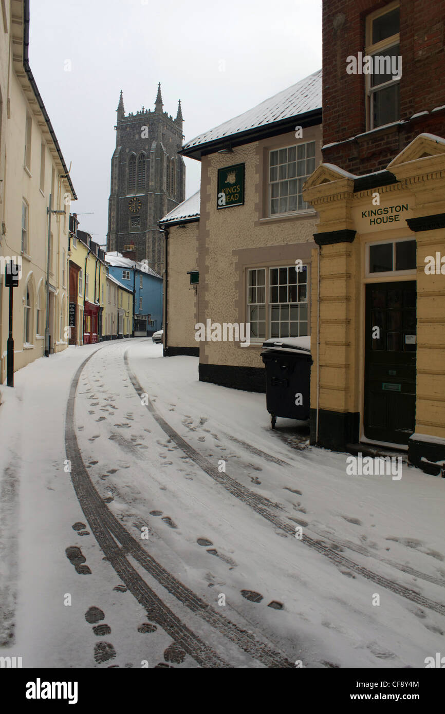 Snow laden High Street, Cromer. Looking at Cromer's Church and glancing by the Kings Head public house Stock Photo