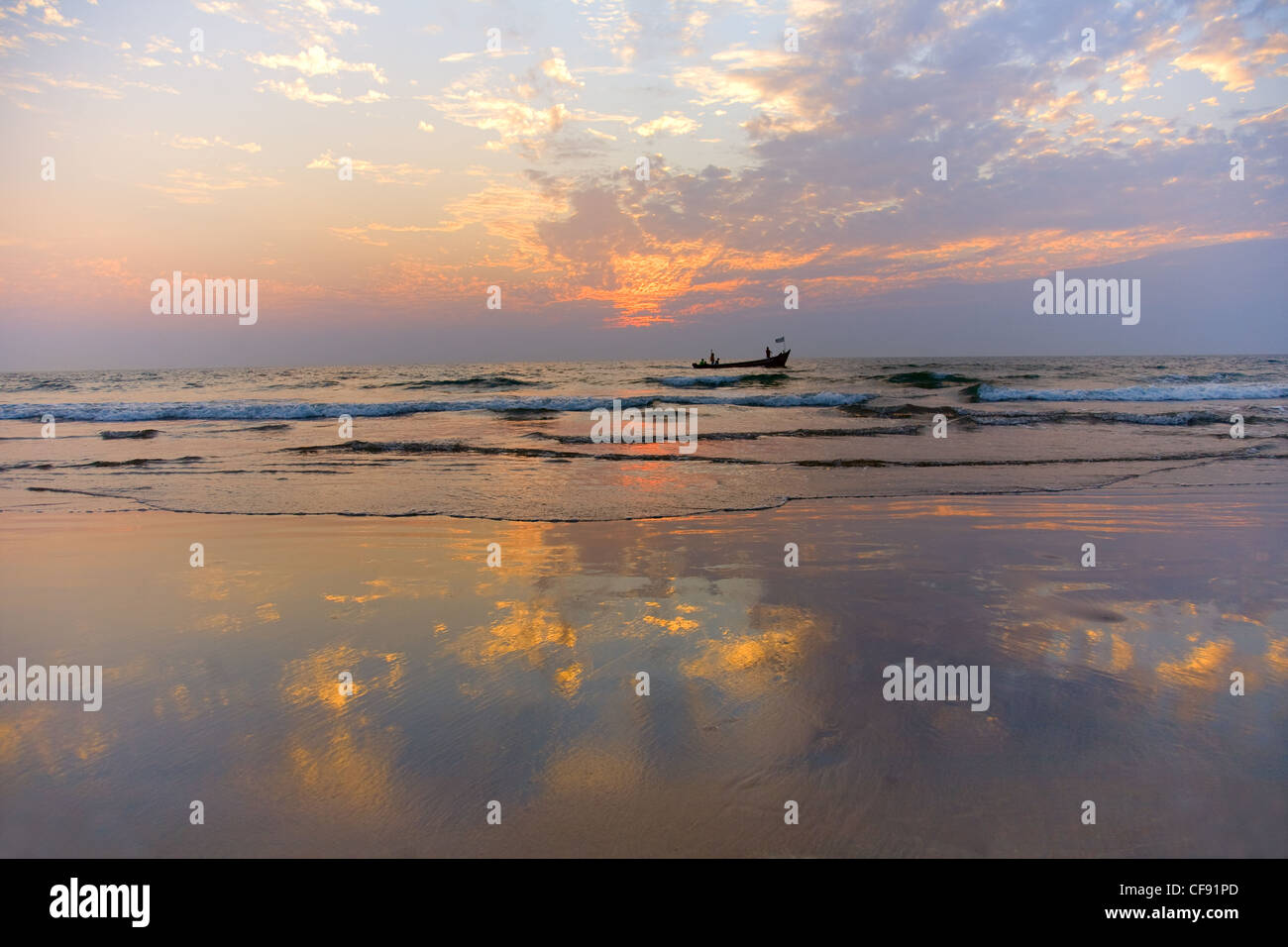 Fishing boat sunset goa india hi-res stock photography and images - Alamy