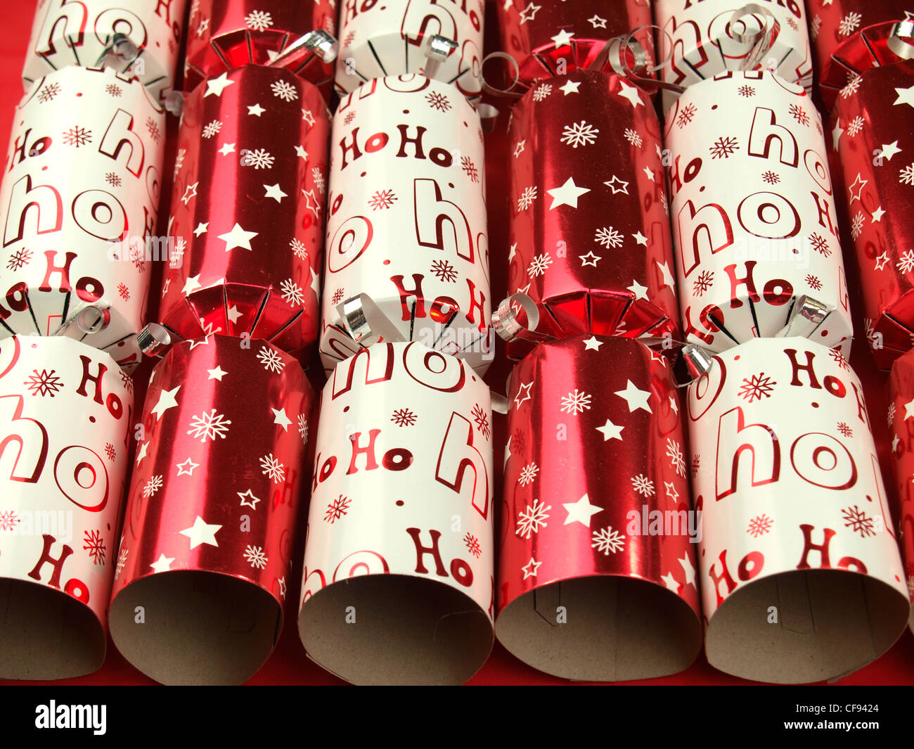 Row of christmas crackers hi-res stock photography and images - Alamy