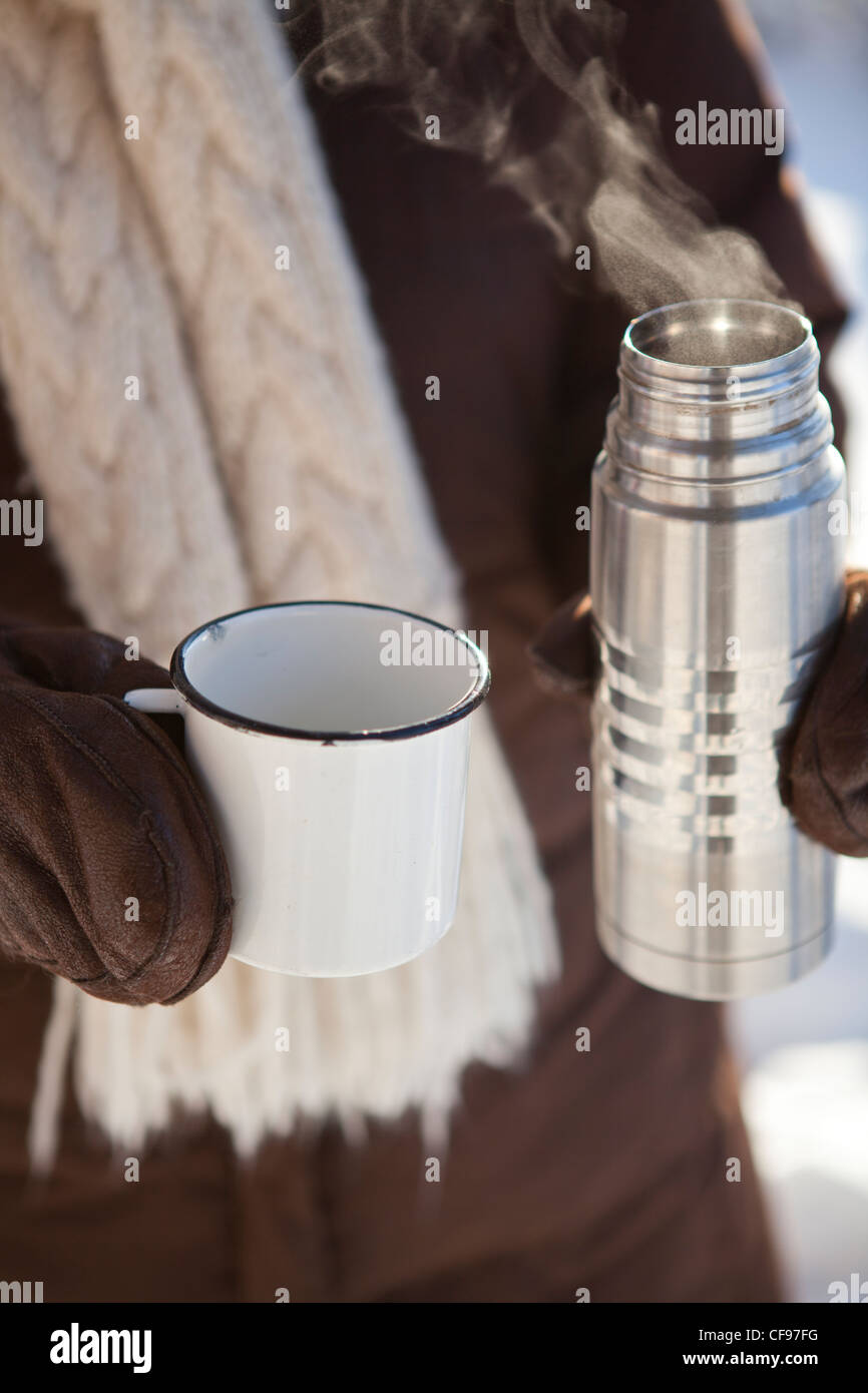 https://c8.alamy.com/comp/CF97FG/mug-and-thermos-of-hot-chocolate-on-a-cold-winter-day-CF97FG.jpg