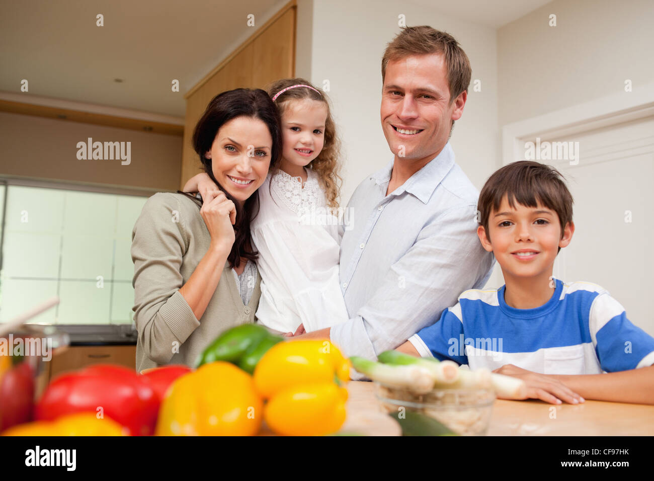Еду маму друга. Семья стоит возле кухни PNG. Семья стоит и смотрит формочка.