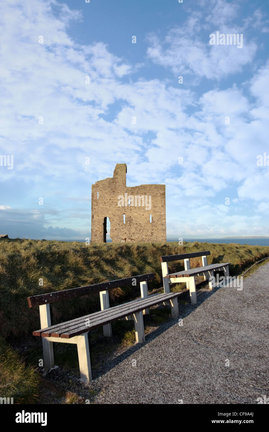 benches with a view of atlantic and castle in ballybunion on a frosty winters day Stock Photo