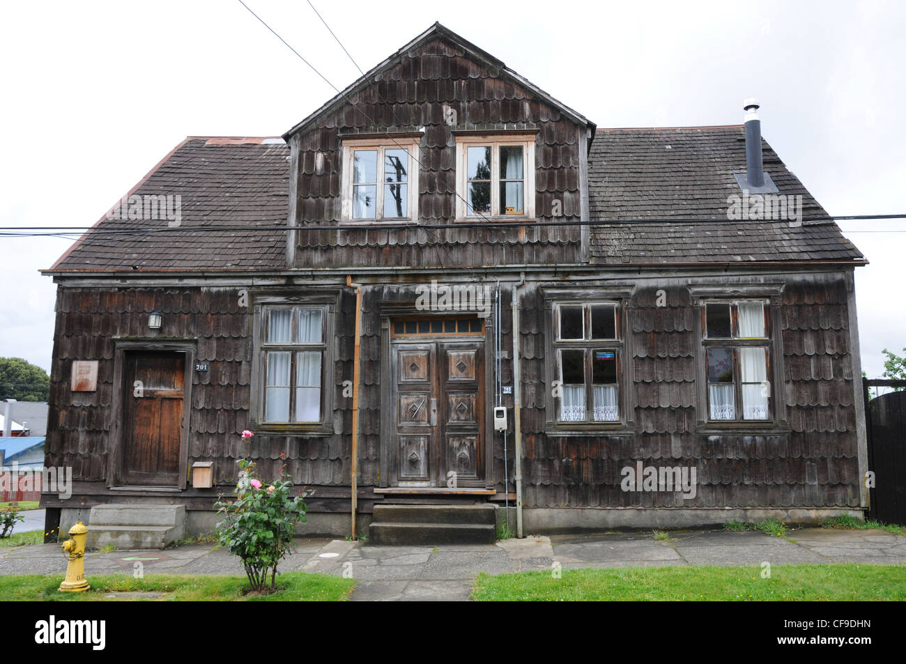Wood tiled house hi-res stock photography and images - Alamy