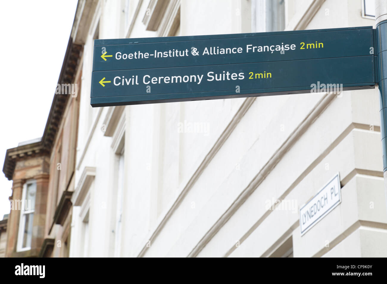 These Civil Ceremony Suites are permanently closed. Goethe-Institut, Alliance Francaise and Civil Ceremony Suite direction sign, Glasgow, Scotland, UK Stock Photo