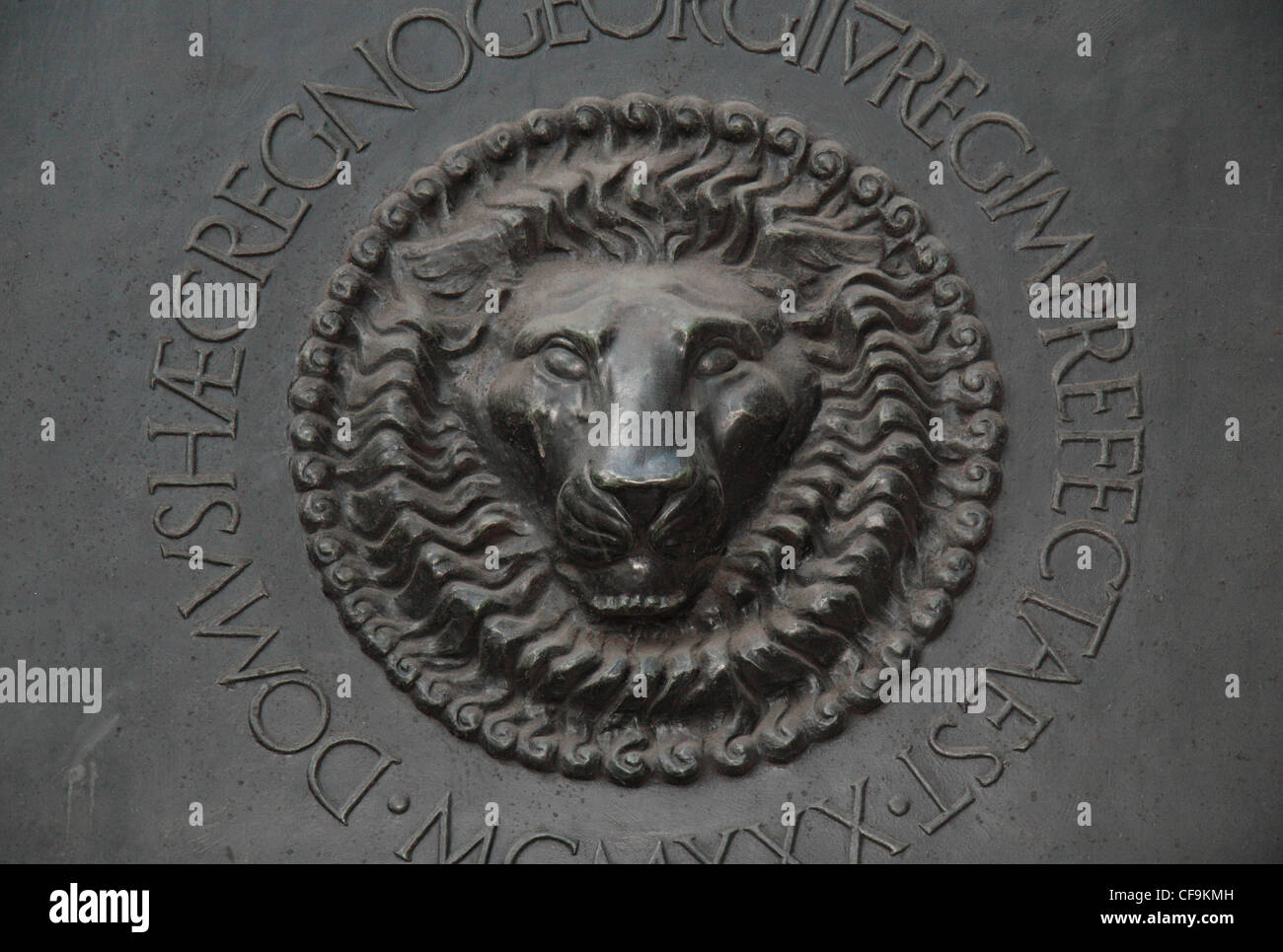 Lion's face on the main entrance door to the Bank of England in the City of London, England, UK. Stock Photo
