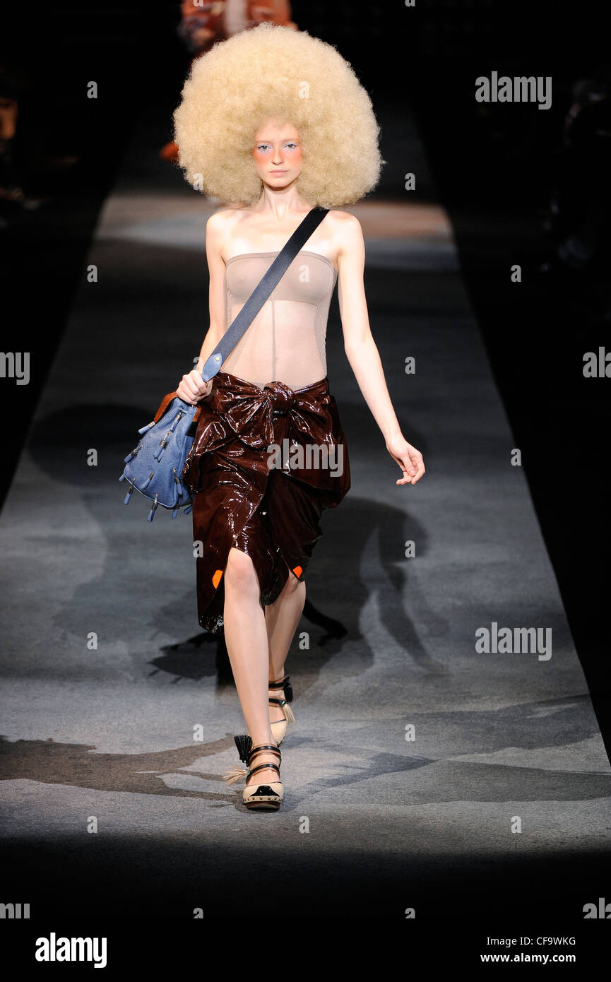 Louis Vuitton Paris Ready to Wear Spring Summer Big blonde hair, beige  strapless top, brown lacquered leather skirt, tasseled Stock Photo - Alamy