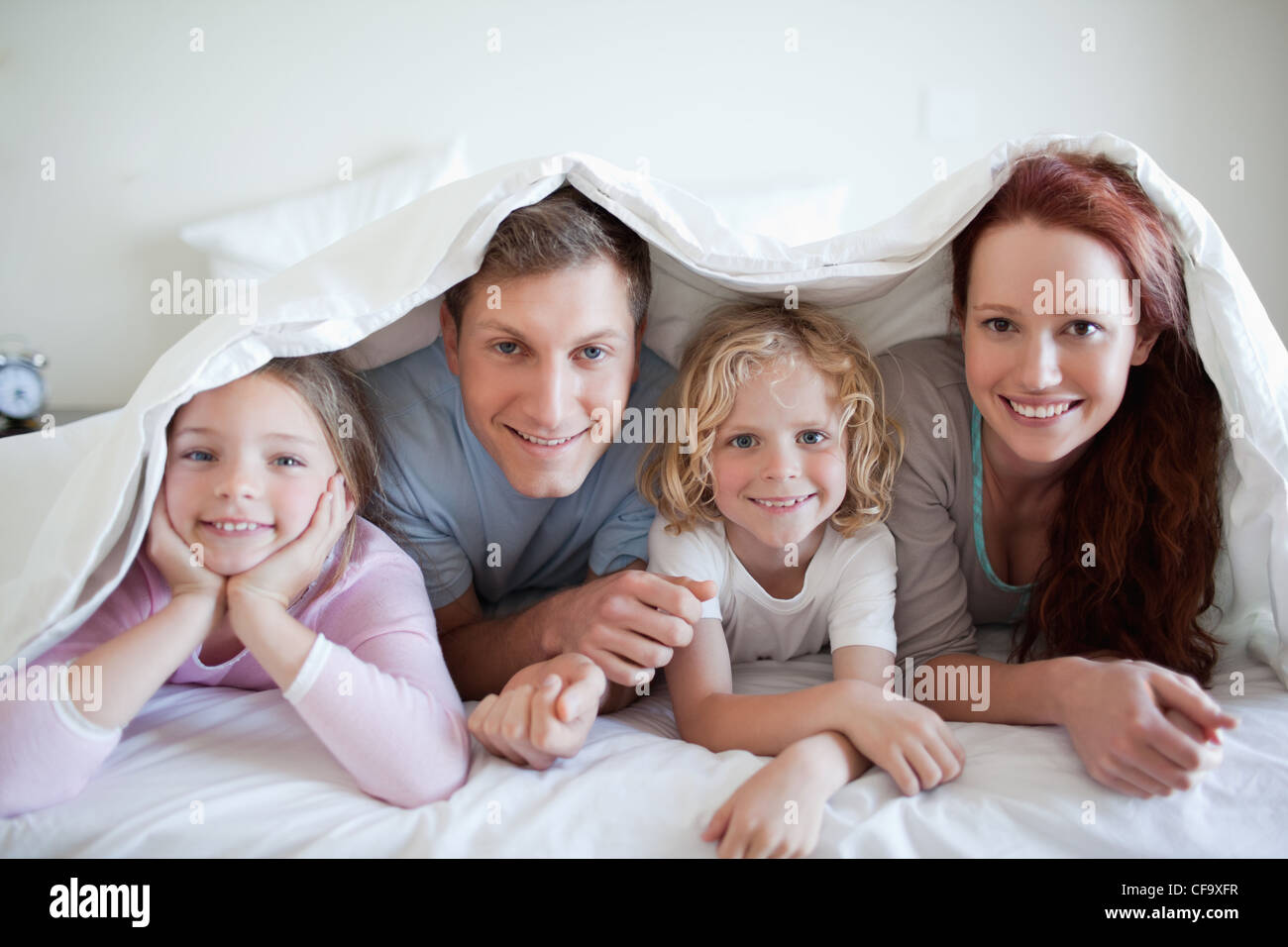 Брат мама одеяло. Семья на постельном белье. Семья на кровати. Семья под одеялом. Счастливая семья в кровати.