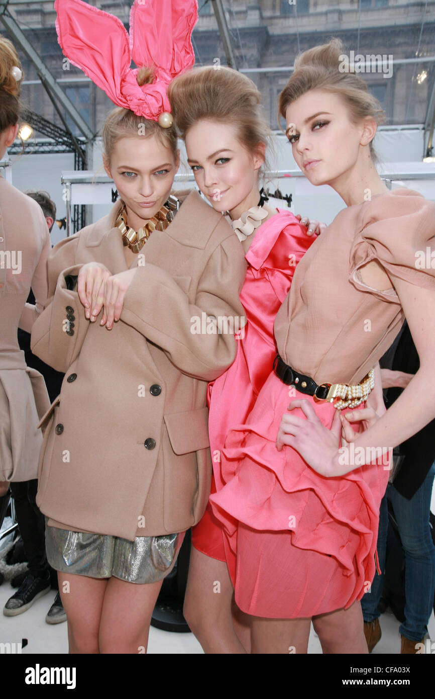 Louis Vuitton Backstage Paris Ready to Wear Autumn Winter wearing an  oversized camel coloured double breasted jacket, gold Stock Photo - Alamy