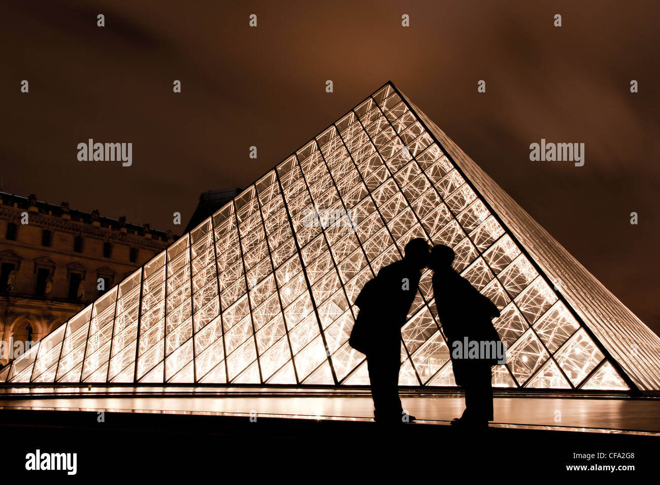 The kiss at the Louvre in Paris, France Stock Photo Alamy
