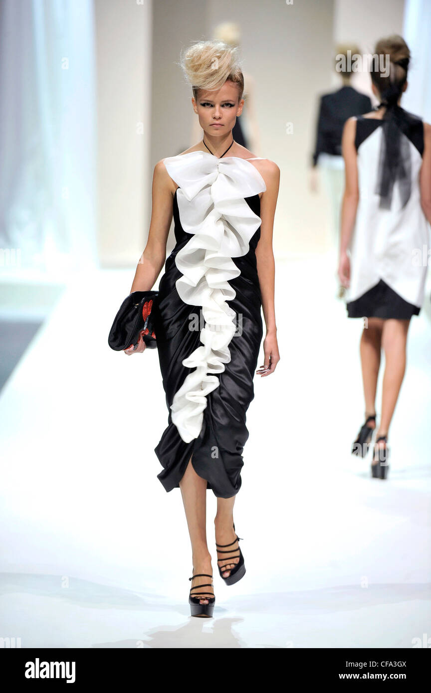 Moschino Milan Ready to Wear Spring Summer Monochrome: Russian model Natasha Poly wearing black and white paneled ruffled front Stock Photo