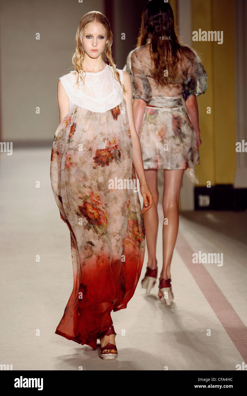 Paul Smith Women London Ready to Wear Spring Summer Floral print sleeveless  burgundy maxi dress Stock Photo - Alamy