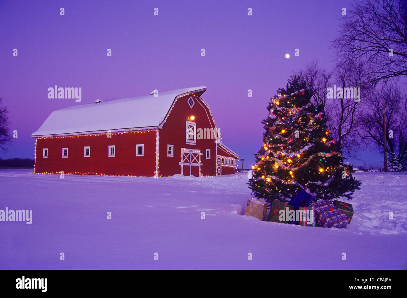 Red barn christmas hires stock photography and images Alamy