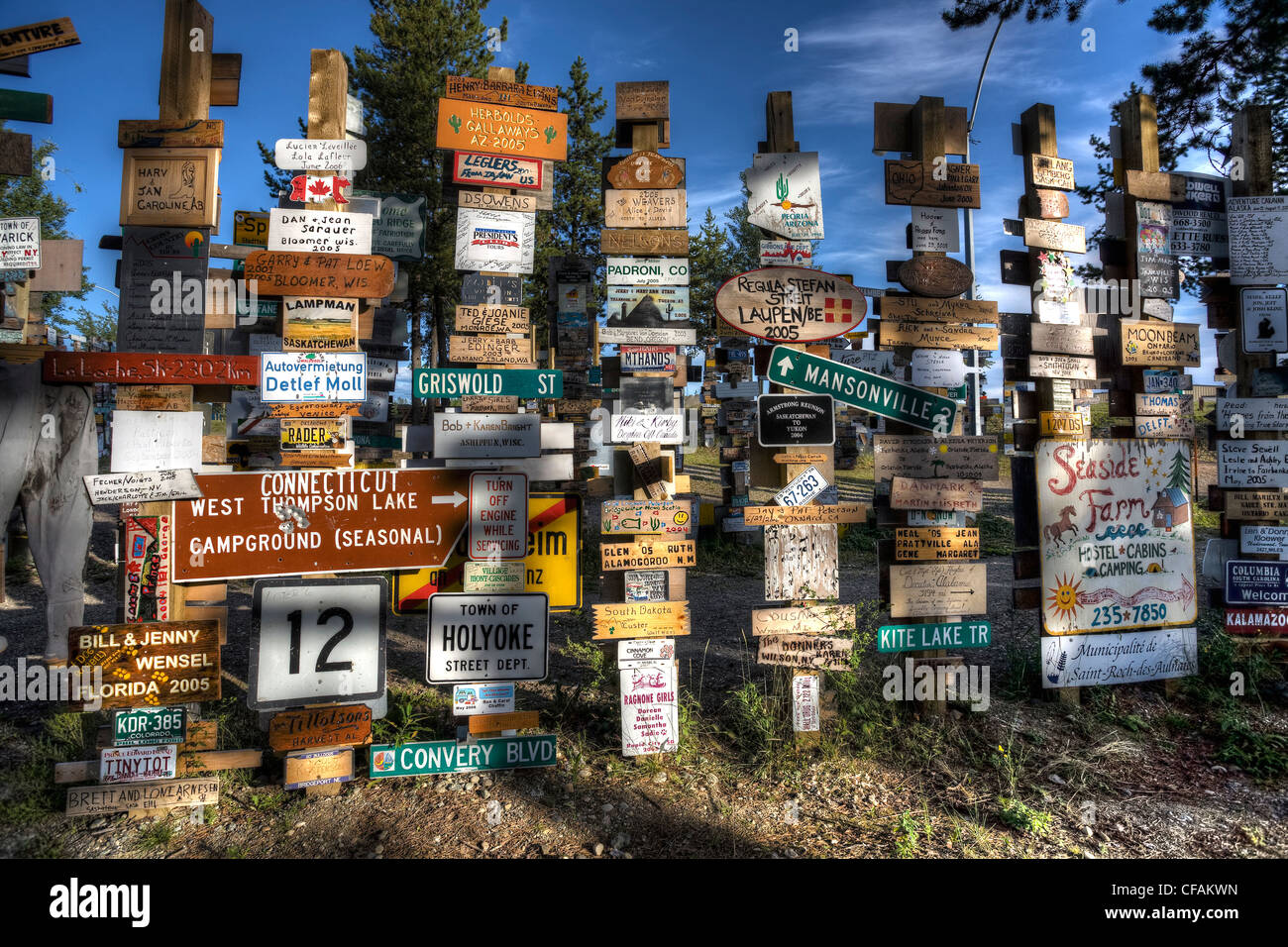 Signposts around the world hi-res stock photography and images - Alamy