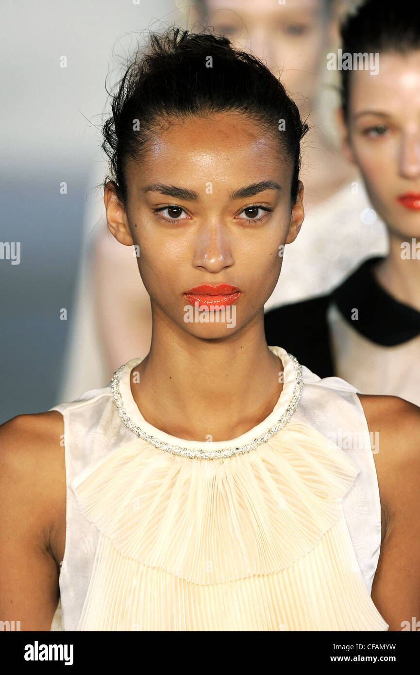 Fashion catwalk african woman hi-res stock photography and images 