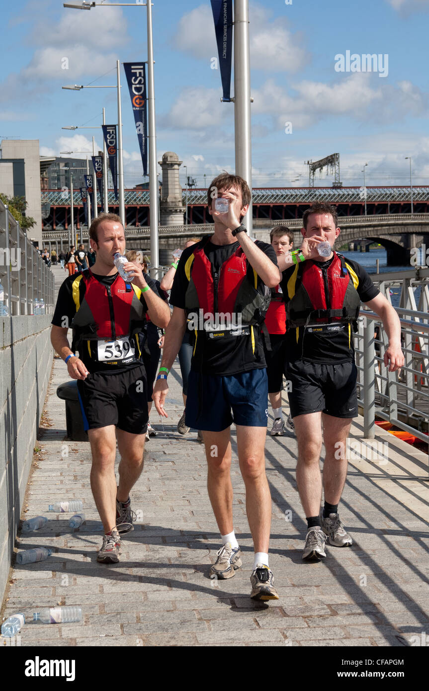 Glasgow rat race competitor's drinking water to refresh them selves Stock Photo