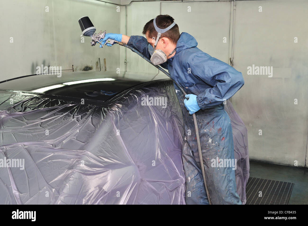 worker painting a car roof CFB435
