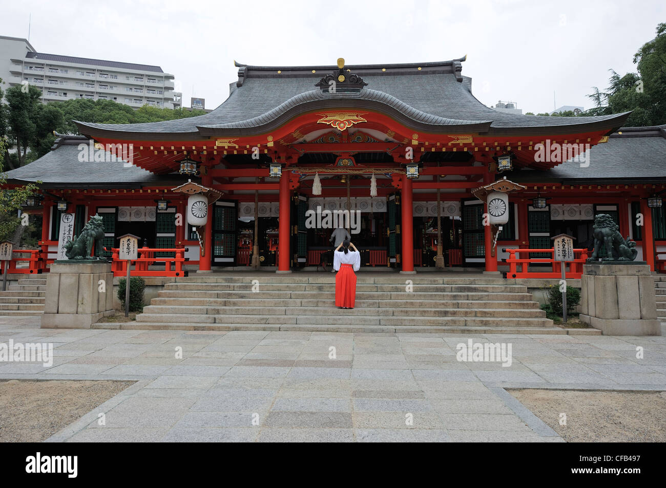 traditionally dressed young Japanese woman at Ikuta shrine, Kobe, Japan Stock Photo