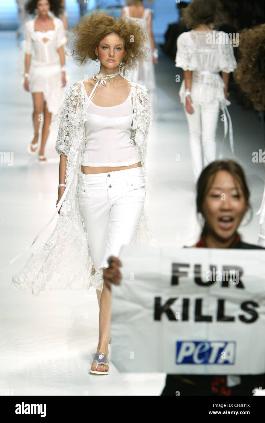 Photo feat. Caroline Trentini - Louis Vuitton - Spring/Summer 2006  Ready-to-Wear - paris - Fashion Show, Brands