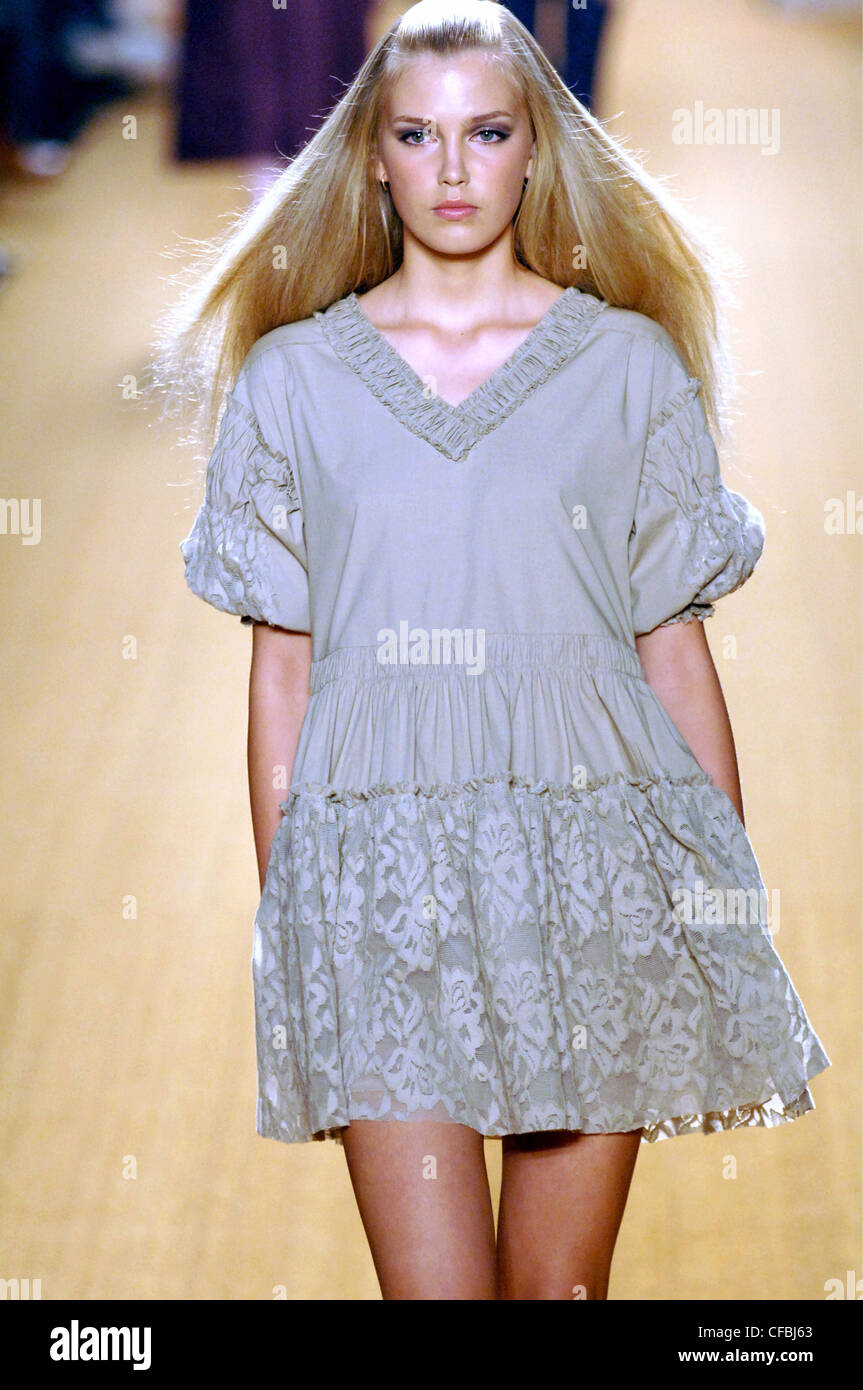 Philosophy Milan Ready to Wear Spring Summer Model very long straight ...