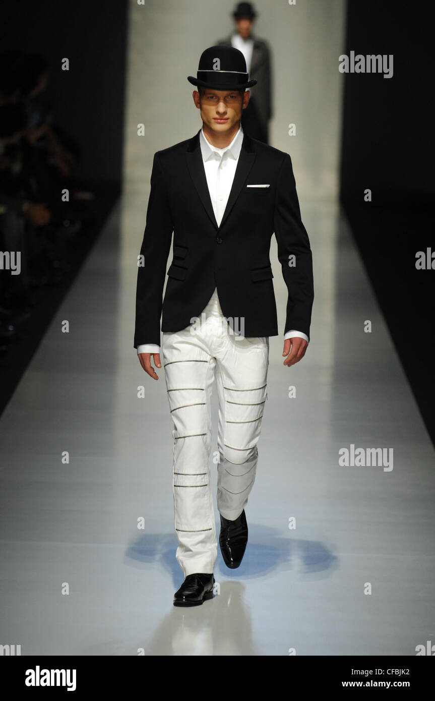 Neil Barratt Milan Menswear Ready to Wear Autumn Winter  Monochrome Suit: Model wearing white trousers zips detail, white Stock Photo