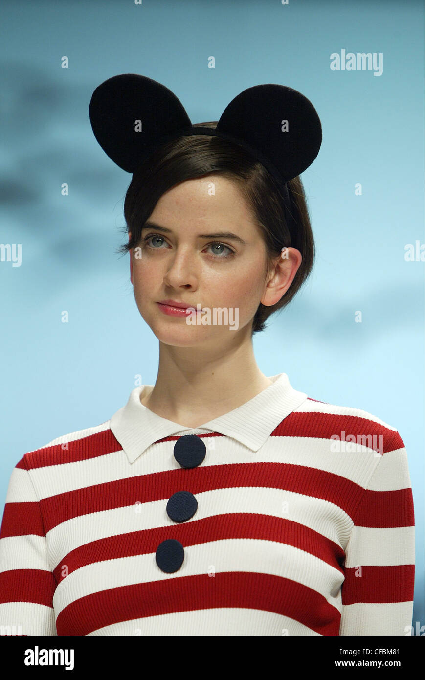 Kenzo Female Model Short Brown Hair Wearing A Red And White Stock Photo Alamy Kenzo Female Model Short Brown Hair Wearing A Red And White Stock Photo Alamy