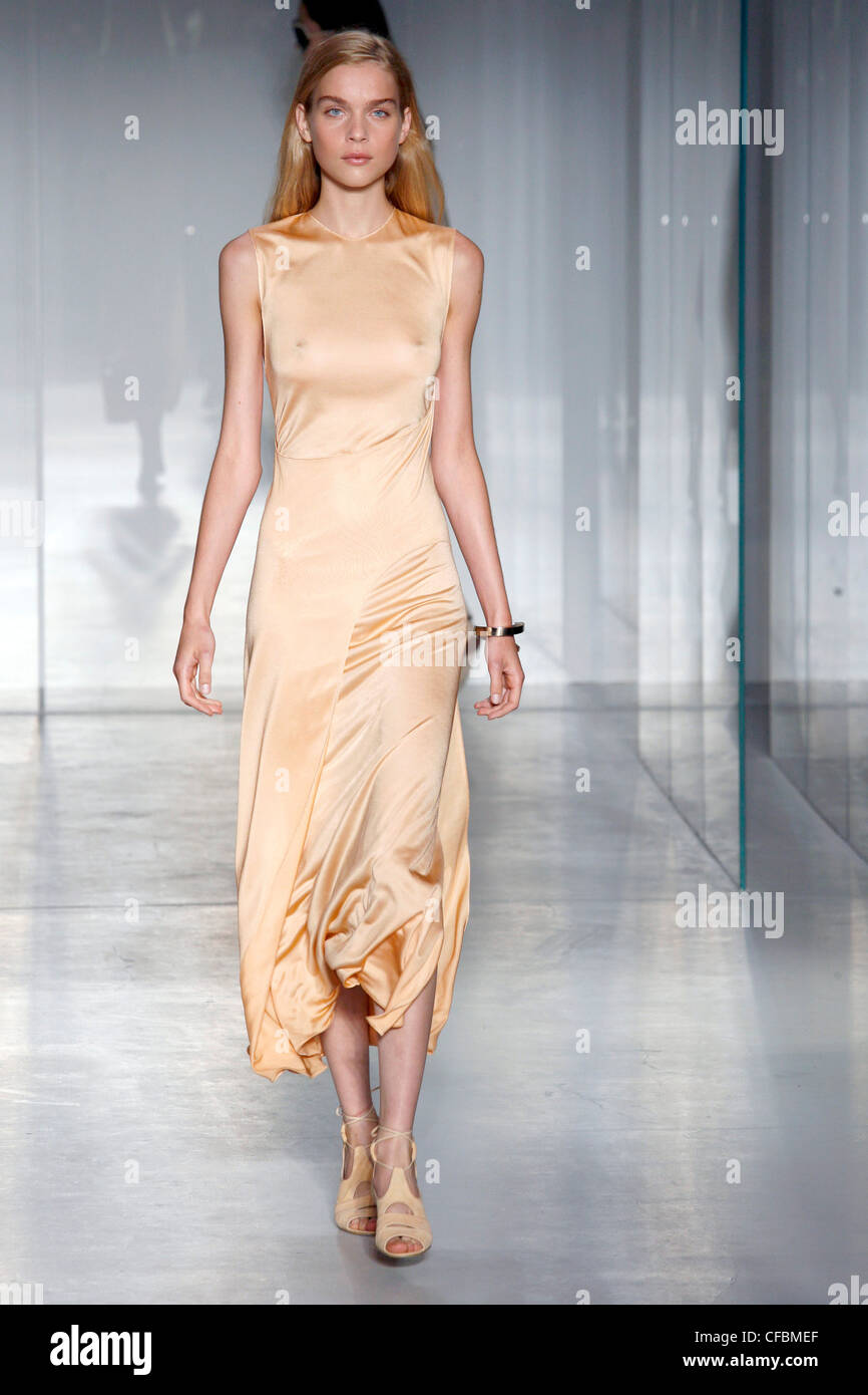 Calvin Klein New York Ready to Wear Spring Summer Figure skimming  sleeveless peach charmeuse dress Stock Photo - Alamy